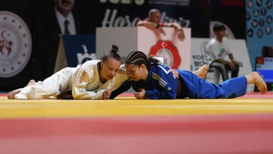 9 ülkeden 259 sporcu kozlarını Kocaeli'de paylaşıyor