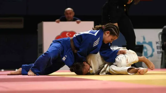 9 ülkeden 259 sporcu kozlarını Kocaeli'de paylaşıyor