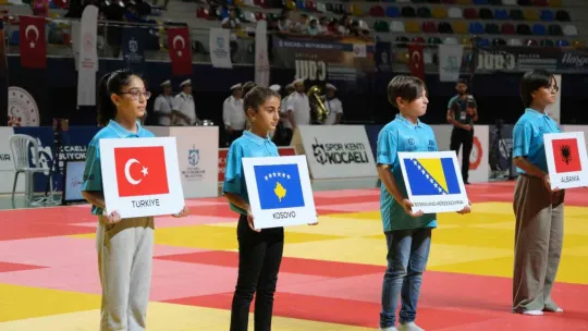 9 ülkeden 259 sporcu kozlarını Kocaeli'de paylaşıyor
