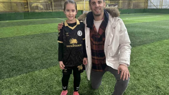 9 yaşındaki Defne'nin golleri beğeni topladı