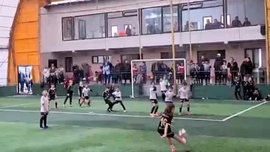 9 yaşındaki Defne'nin golleri beğeni topladı