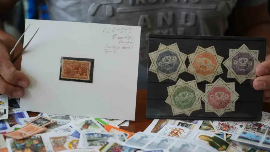 9 yılda 200 bin pul biriktirdi