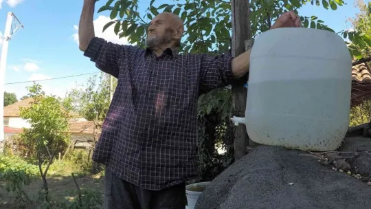 90 yaşında, yalnızlığını çalışarak unutuyor
