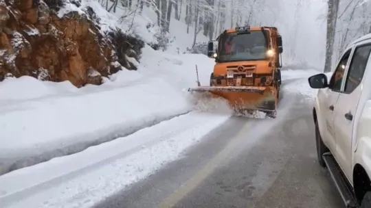 92 cm kar kalınlığı olan Kartepe'de yağış sürüyor