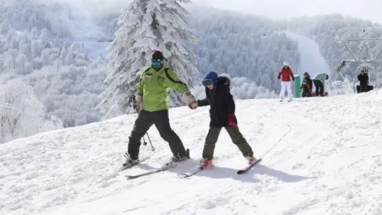92 cm kar kalınlığı olan Kartepe'de yağış sürüyor