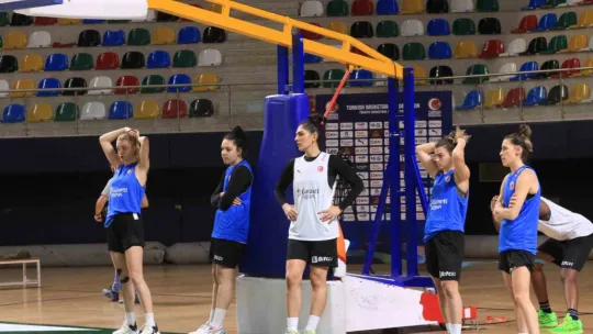 A Milli Kadın Basketbol Takımı Slovakya maçı hazırlıklarını İzmit'te sürüyor