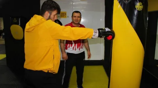 Abisini kıskandığı için başladığı sporda başarıdan başarıya koşuyor