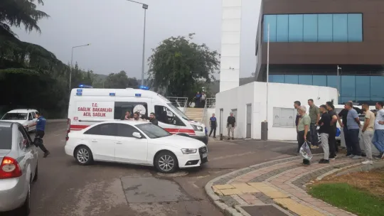 Abisini vurdu, polisi aradı