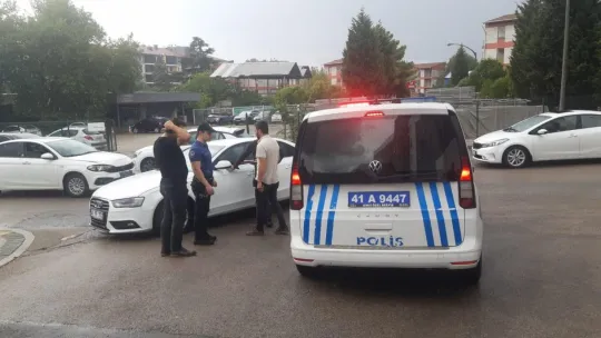 Abisini vurdu, polisi aradı