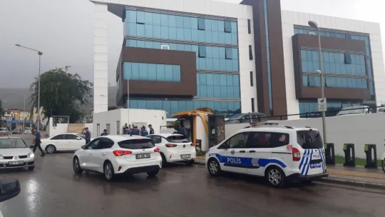 Abisini vurdu, polisi aradı