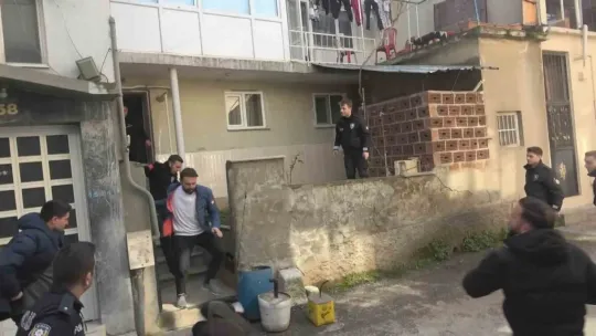 Ablasını rehin aldı