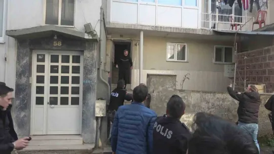 Ablasını rehin aldı