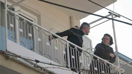 Ablasını rehin aldı
