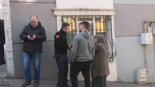 Ablasını rehin aldı