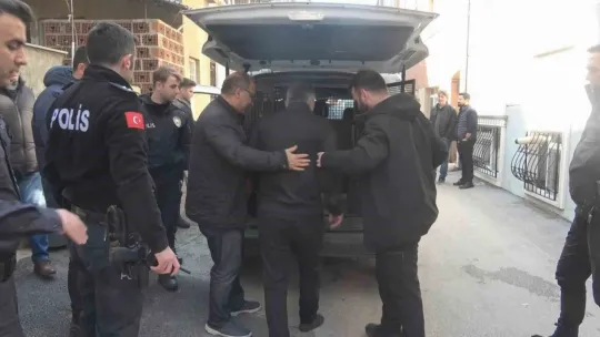 Ablasını rehin aldı