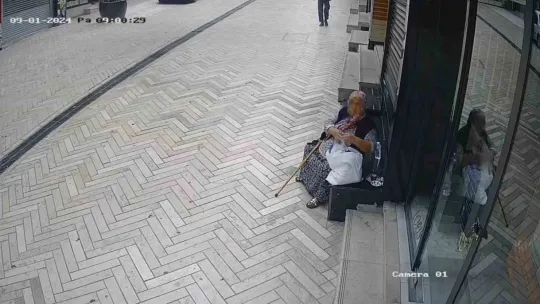 Absürt hırsızlık: Kameralara baka baka fincanı çaldı
