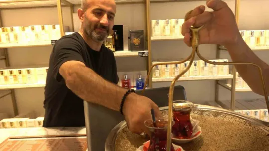 Absürt hırsızlık: Kameralara baka baka fincanı çaldı