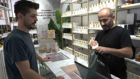 Absürt hırsızlık: Kameralara baka baka fincanı çaldı