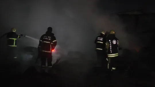 Açık alanda depolanan lastikler alev alev yandı