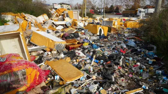 Açık hava çöplüğü: Güveç bile var