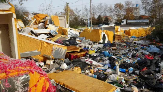 Açık hava çöplüğü: Güveç bile var