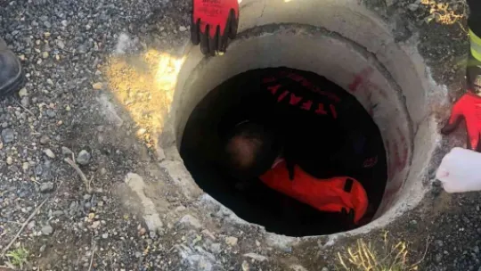 Açık kalan rögardan çukura düştü!