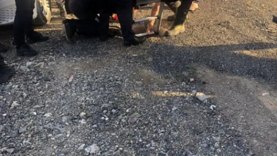 Açık kalan rögardan çukura düştü!