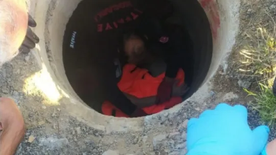 Açık kalan rögardan çukura düştü!