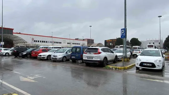 Açık otopark alanında mazgallar çalındı