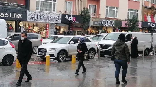 Acil çıkışa park edilen araçlar itfaiyeyi geciktirdi
