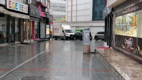 Acil çıkışa park edilen araçlar itfaiyeyi geciktirdi