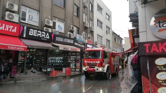 Acil çıkışa park edilen araçlar itfaiyeyi geciktirdi