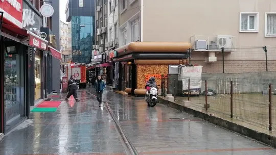 Acil çıkışa park edilen araçlar itfaiyeyi geciktirdi