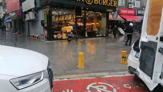 Acil çıkışa park edilen araçlar itfaiyeyi geciktirdi