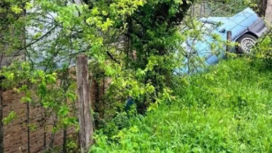 Sakarya'da otomobili evin bahçesine devrildi