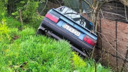 Sakarya'da otomobili evin bahçesine devrildi