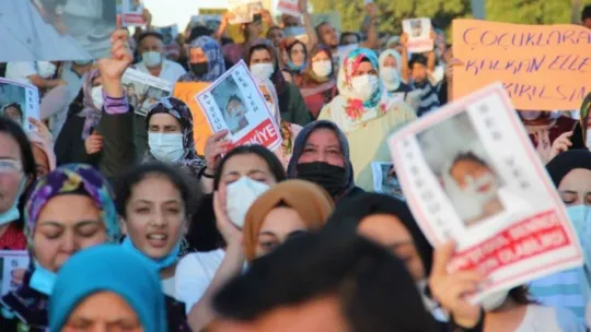 Acılı baba kızının durumunu anlatırken gözyaşlarına boğuldu