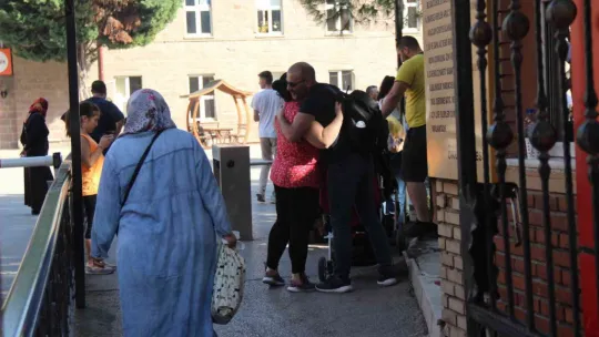 Adaylar içeride, yakınları dışarıda ter döküyor