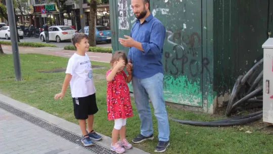 Adaylar içeride, yakınları dışarıda ter döküyor