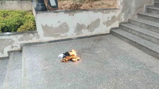 Adliye önünde kendini ateşe verdi