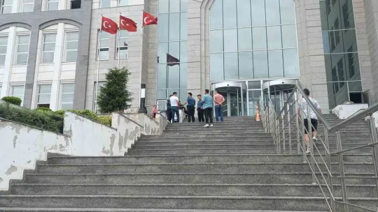 Adliye önünde kendini ateşe verdi