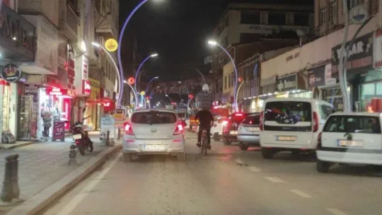 Adrenalin olsun diye canlarını tehlikeye attılar
