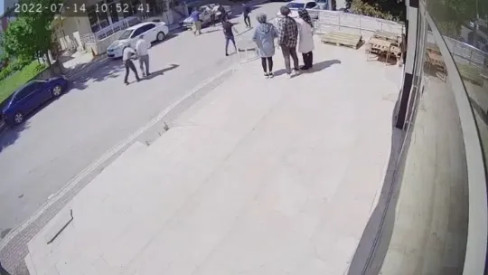 En yakınları tarafından cadde ortasında darp edildi