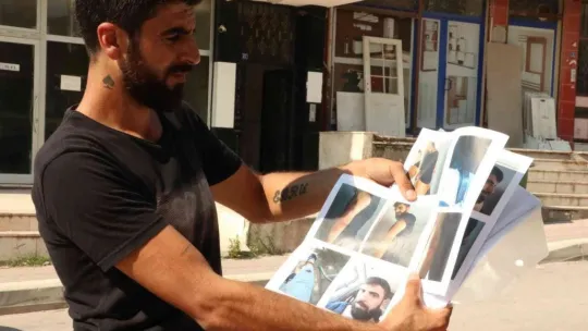 En yakınları tarafından cadde ortasında darp edildi