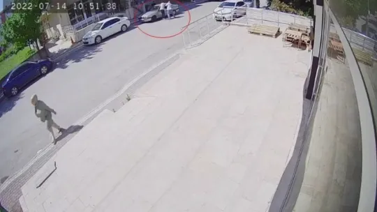 En yakınları tarafından cadde ortasında darp edildi