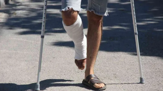 Yakınları tarafından darp edilmişti, bu sefer de ayağından vuruldu