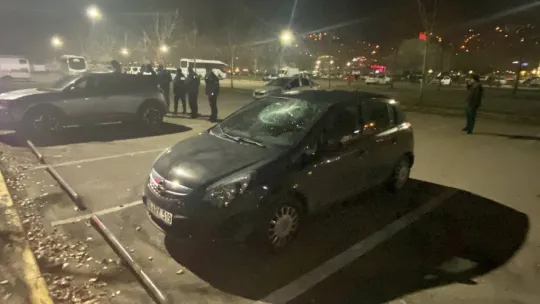Ağabeyine kızıp, 35 aracın camını kıran şüpheli tutuklandı