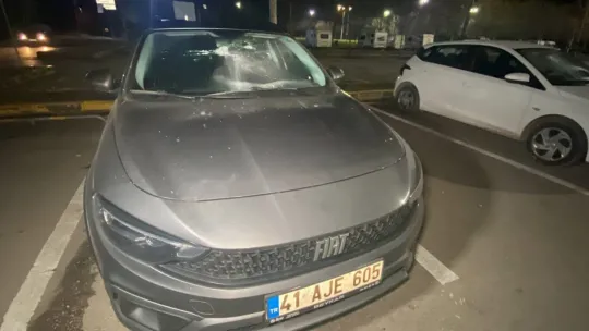 Ağabeyine kızıp, 35 aracın camını kıran şüpheli tutuklandı