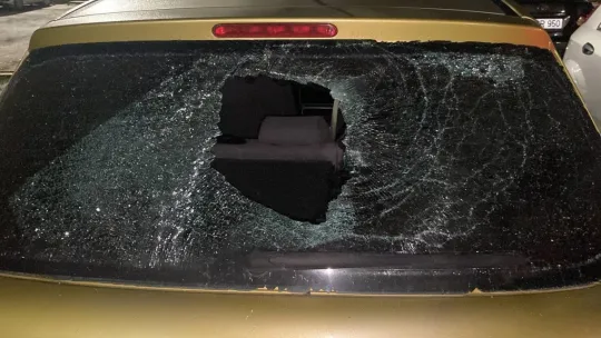 Ağabeyine kızıp, 35 aracın camını kıran şüpheli tutuklandı