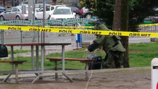 Ağaç dibine bırakılan şüpheli valiz tramvay seferlerini durdurdu